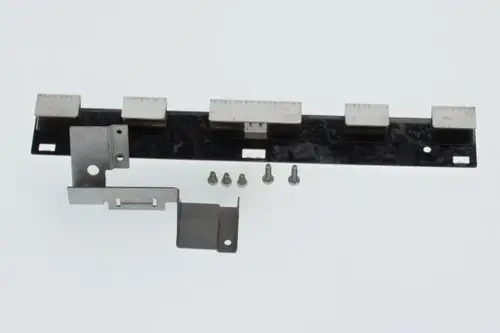 Bosch Set bestehend aus einer Metallhalterung mit vier rechteckigen Blöcken, einer zusätzlichen Halterung und mehreren Schrauben auf hellem Hintergrund.